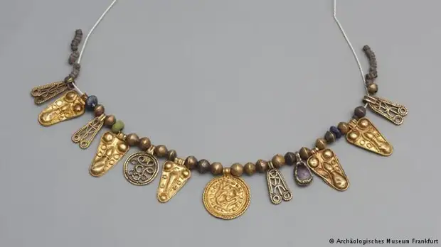 В центре ожерелья принцессы - золотой скандинавский медальон