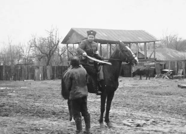 Казак-полицай на потеху венгерским оккупантам рубит шашкой пленных советских партизан. Осень 1941 года, Украина.