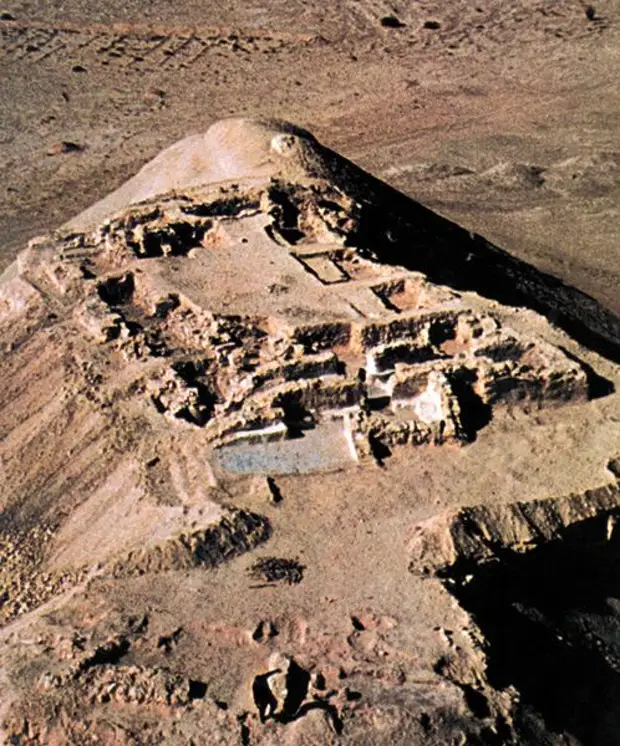 Святилище Кунтиллет Аджруд на Синае (9-8 вв. до н.э.) , где также были найдены вотивные надписи богу Яхве и его жене Ашере.