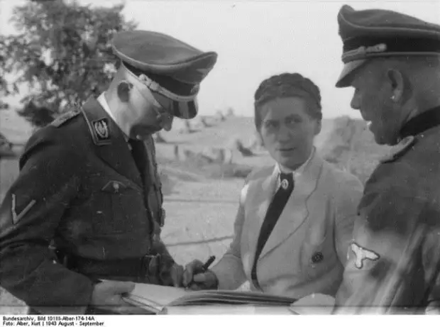 Гертруда Шольц-Клинк, Генрих Гиммлер (слева) - основатели школ подготовки жен