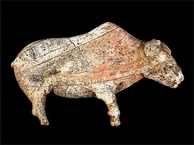Фигурка бизона из бивня мамонта. Верхний палеолит 22-23 тысячи лет. Зарайская стоянка. Музей Зарайский кремль.