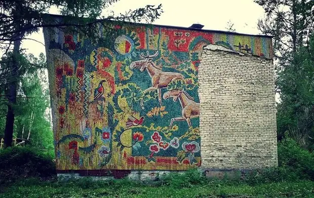 Мозаичные панно — советское "граффити" — в заброшенных пионерских лагерях
