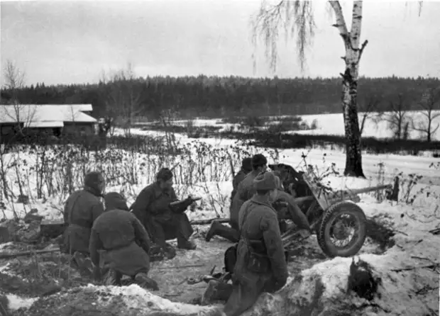Ноябрь 1941 года. Расчет противотанковой пушки держит оборону на подступах к Москве.