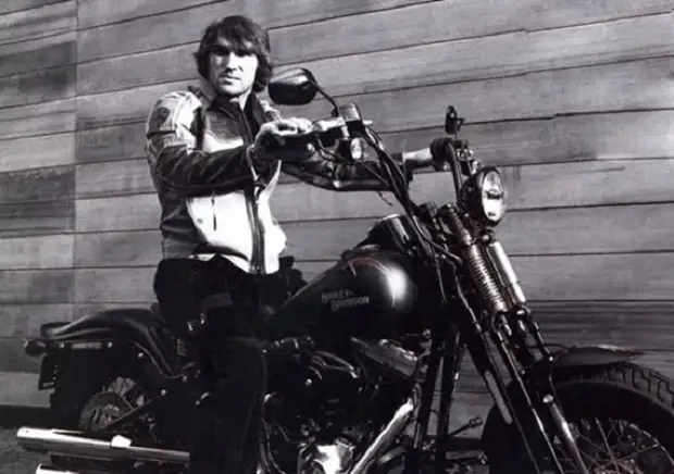 Александр Овечкин за рулем Harley-Davidson.
