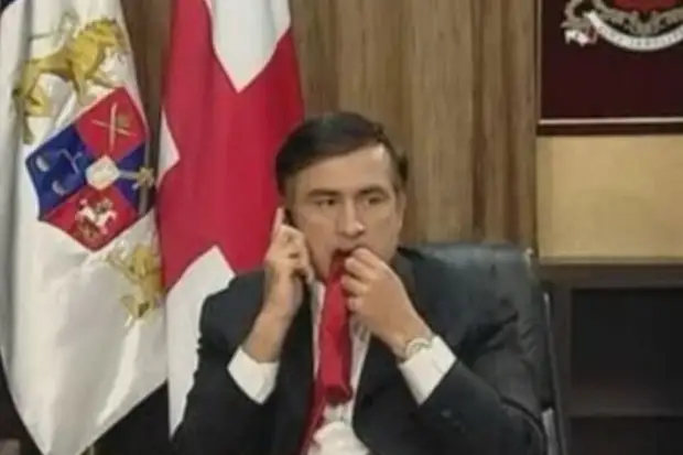 Таким Саакашвили войдет в историю: жующим галстук, звонящим в Вашингтон, чтобы попросить совет и помощь у своих хозяев. Фото: скриншот BBC