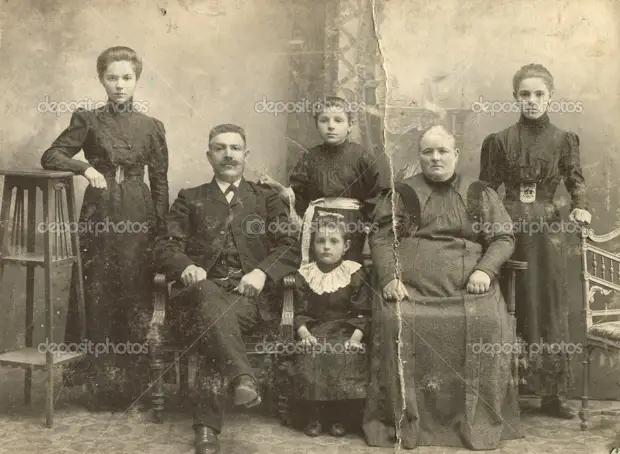 dep_12086555-A-photo-taking-in-the-Russian-Empire-shows-a-family-of-Russian-Germans-man-woman-and-four-children-Ust-Abakan-sawmill-a-veterinary.jpg