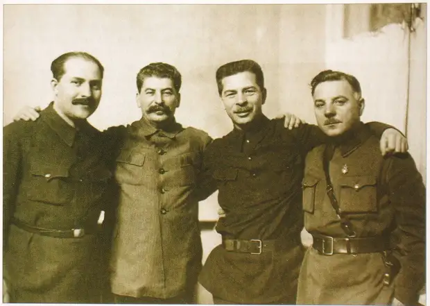 Лазарь Коганович, Сталин, Павел Постышев и Климент Ворошилов в январе 1934 г.