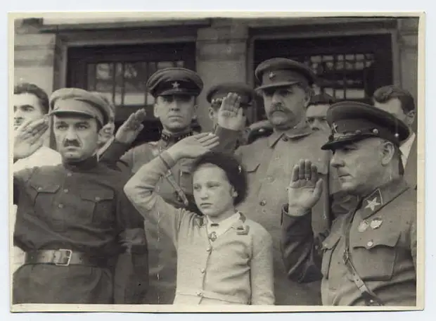 Ворошилов, Микоян и Орджоникидзе с дочерью