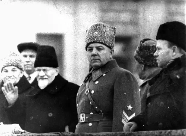 Маршал К.Е. Ворошилов и М.И. Калинин на трибуне во время парада 7 ноября 1941 года в городе Куйбышеве