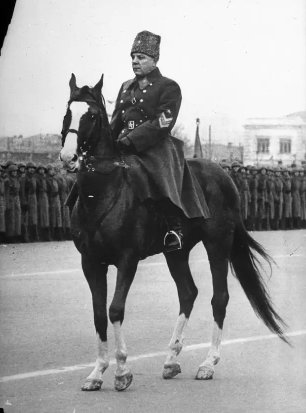 Маршал К.Е. Ворошилов принимает парад в Куйбышеве 7 ноября 1941 года