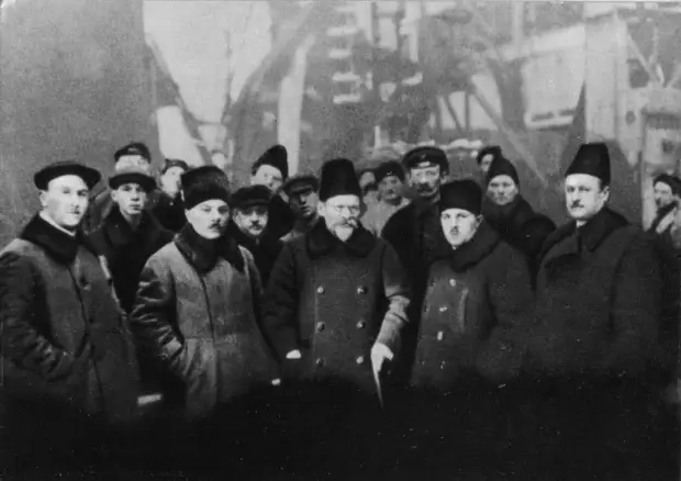 К. Е. Ворошилов и М. И. Калинин на Ленинградском Металлическом заводе. Январь, 1926 г.