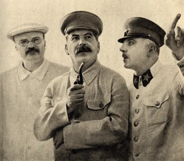 Молотов, Сталин и Ворошилов на центральном аэродроме имени Фрунзе в Москве 25 июня 1937 года во время встречи участников экспедиции на Северный полюс