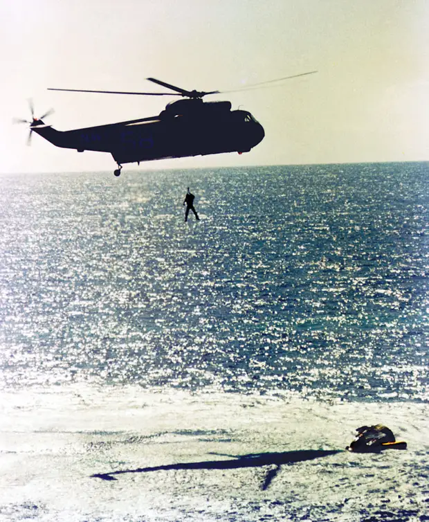 1965, 29 августа. Астронавт Гордон Купер извлечен из приводнившейся капсулы. Длительность полёта — 7 дней 23 ч, — первый рекорд длительности полёта, установленный астронавтами США