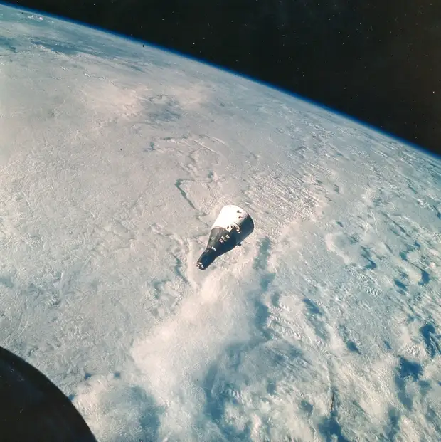 1965, декабрь. Космические аппараты Джемини-7 и Джемини-6A совершают маневры над Землей.