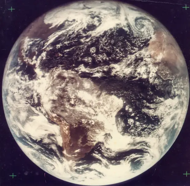 1967, 18 ноября. Первая  высокого качества цветная фотография полной Земля, сделанная автоматической станцией АТС III
