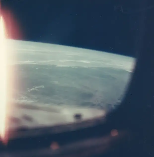 28. 1965, 23 марта. Земля освещенная Солнцем во время первого витка на орбите «Джемини»-3 пилотируемого Вирджилом Гриссомом и Джоном Янгом
