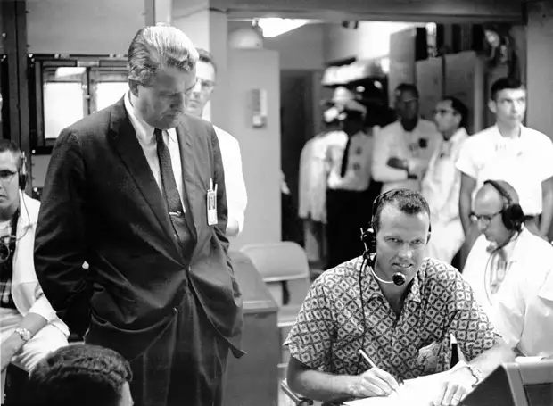 1965. Д-р Вернер фон Браун и Л. астронавт Гордон Купер