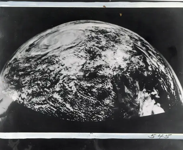04. 1954, октябрь. Впервые сфотографирован большой участок Земли от Небраски до Тихого океана