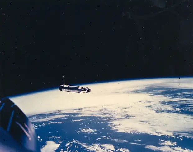 1966, март. RM-81 «Аджена» (мишени для отработки сближения и стыковки в космосе) над Землей.  Радар системы сближения захватил «Аджену» на расстоянии 330 км. Астронавты заметили «Аджену» визуально на расстоянии порядка 140 км