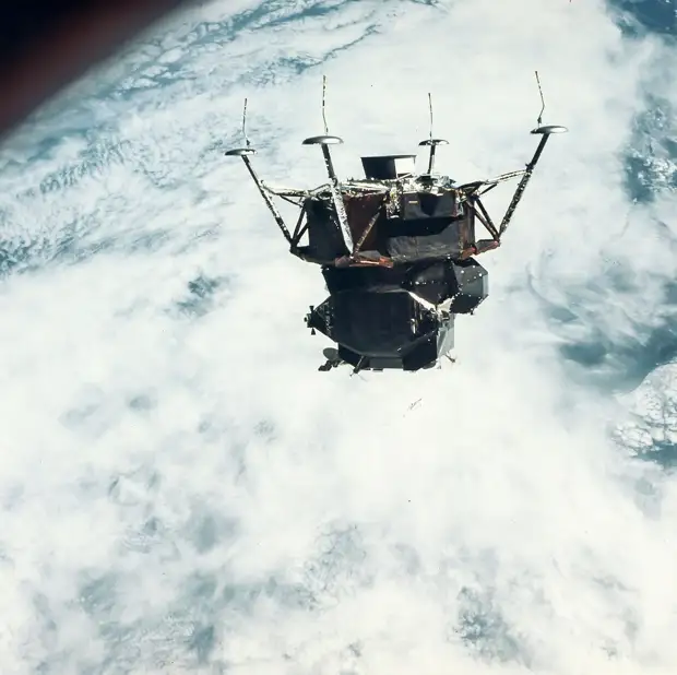 1969, март. В течение примерно 15 минут основной блок совершал групповой полет со ступенью, астронавты фотографировали установленный на ступени лунный модуль. На снимке ЛМ «Паук»