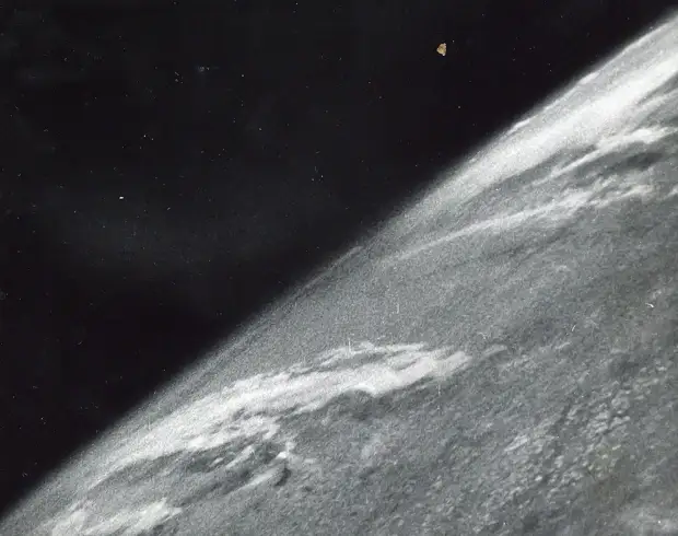 02. 1946, 24 октября. Первая фотография Земли из космоса была получена 24 октября 1946. Запущенная в США с полигона White Sands автоматическая ракета V-2 вышла на суборбитальную траекторию с апогеем 105 км и сделала серию снимков Земли