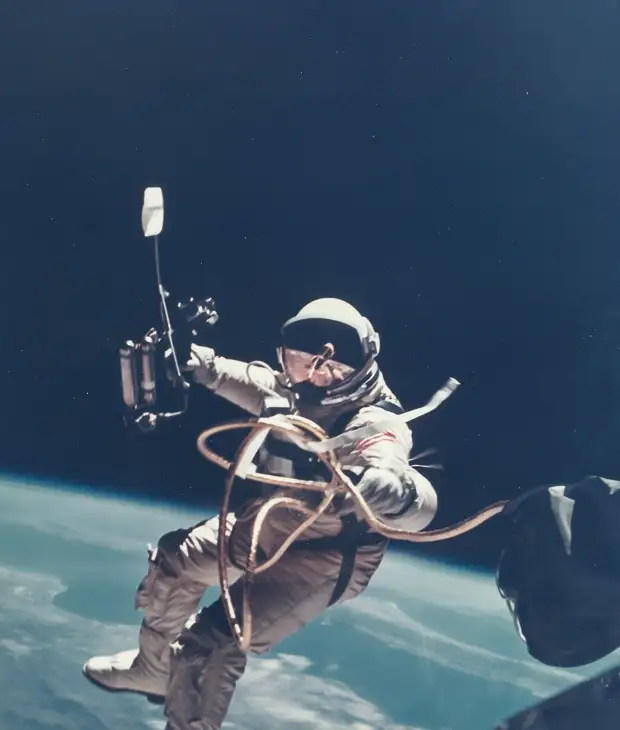 30. 1965, 3 июня. Первый выход американского астронавта в открытый космос. Ред Уайт уплывает от космического корабля «Джемини»-4