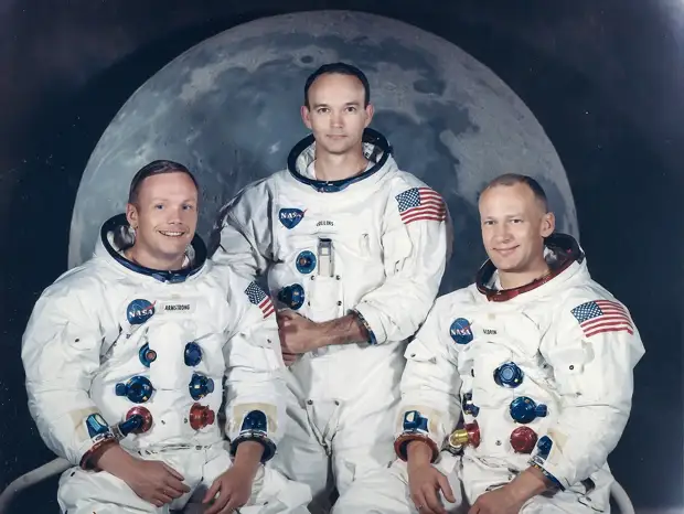 1969. «Аполлон-11» — пилотируемый космический корабль, в ходе полёта которого 16—24 июля 1969 года жители Земли впервые в истории совершили посадку на поверхность другого небесного тела — Луны. На снимке официальный портрет экипажа «Аполлона-11»