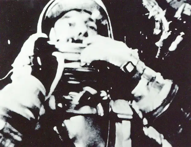 18. 1961, 5 мая. Портрет Алана Шепарда в его скафандре на борту «Меркурия-Редстоуна»-3 (Freedom 7) в течение первого американского суборбитального полета