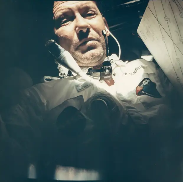 1968, октябрь.  Снимок астронавта Уолтера Ширры (это был его третий полет в космос, мировой рекорд на то время) борту «Аполлона-7»