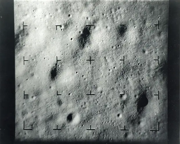1965, март. Рейнджер-9  — американская автоматическая межпланетная станция, запущенная 21 марта 1965 г. Целью полёта Рейнджера-9 было получение детальных фотографий лунной поверхности в последние минуты полёта перед жёсткой посадкой.Поверхность кратера Альфонса с высоты 4,5 миль за 3 секунд до столкновение с Луной
