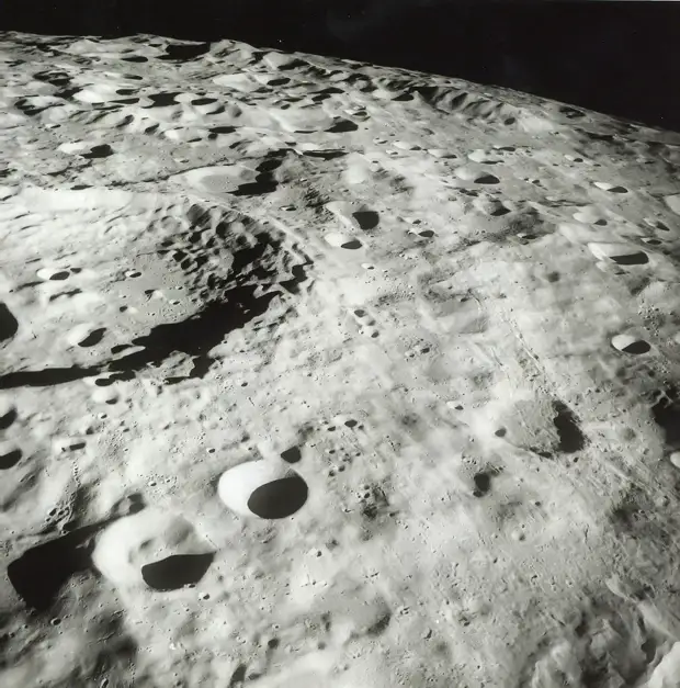 1968. Горы на обратной стороне Луны впервые увиденные глазами человека, «Аполлон-8»