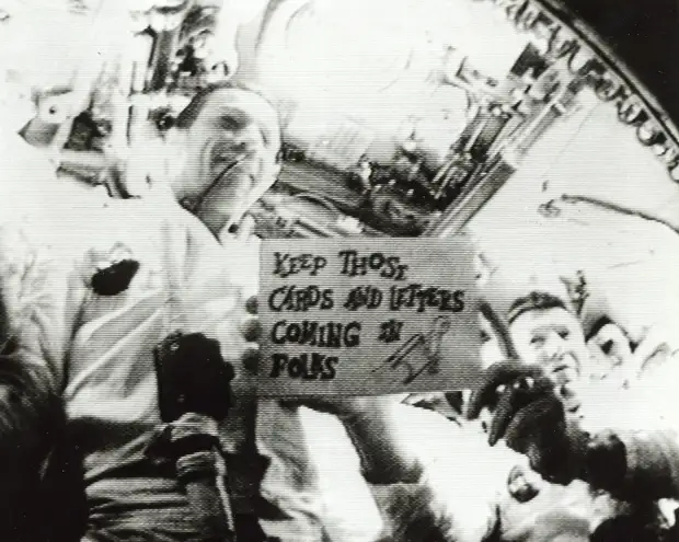 1968, октябрь. Во время четвертых суток полета (14 октября) «Аполлона-7» был проведен первый сеанс телевизионной передачи с борта. Он длился около 10 минут. Изображение передавалось с помощью коммерческой спутниковой системы связи на Европу
