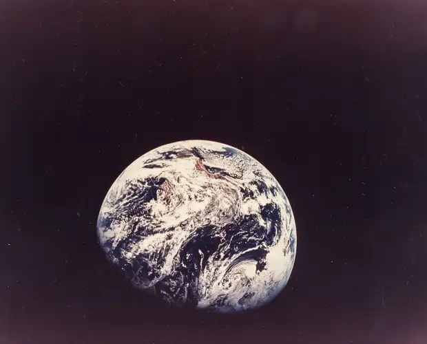 1968. Фотография Земли с расстояния 30,000 км. Первая снятая живым человеком полная фотография Земли.