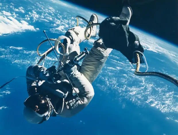 29. 1965, 3 июня. Первый выход американского астронавта в открытый космос. Ред Уайт уплывает от космического корабля «Джемини»-4