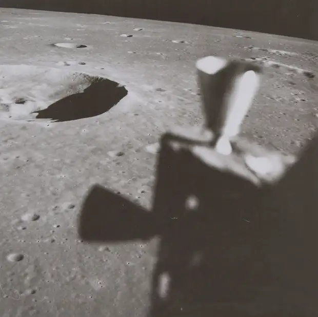 1969. май. Подлет лунного модуля к одному из возможных мест посадки «Аполлона-11».  Вид из окна космического корабля на Кратер Маскелин