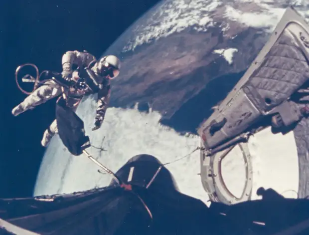 32. 1965, 3 июня. Первый выход американского астронавта в открытый космос. Ред Уайт уплывает от космического корабля «Джемини»-4