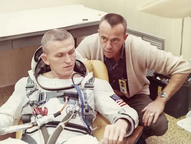 1965, декабрь. Астронавты Фрэнк Борман и Джеймс Ловелл во время обратного отсчета. Джемини-7.Основной целью полёта являлась отработка длительного нахождения в космосе (две недели) для обеспечения будущей лунной программы