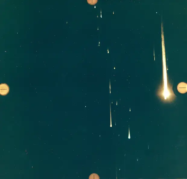 1968, 27 декабря. Вид с командного модуля при возвращении «Аполлона-8»  в атмосферу Земли