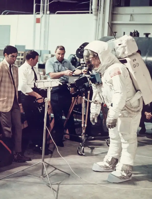 1969. В последние месяцы перед стартом у астронавтов было много тренировок, имитировавших выход на лунную поверхность в полном снаряжении и работы по сбору образцов грунта. На снимке Нил Армстронг тренируется в лунной походке