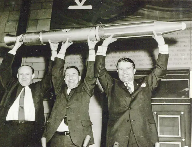 07. 1958, февраль. Научная группа Вернер фон Браун празднует успех «Эксплорер-1» и открытие радиационных поясов вокруг Земли названных поясами ван Аллена.