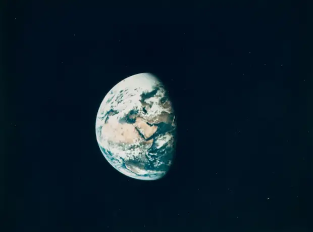 1969. май. Траектория полёта корабля к Луне была настолько близка к расчётной, что от трёх из четырёх возможных коррекций отказались. Единственная коррекция была произведена в 26 часов 35 минут 56 секунд полётного времени