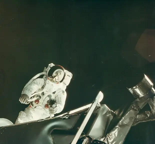 1969, 7 март. На четвёртые сутки полёта был запланирован выход Швайкарта в открытый космос. На снимке Рассел Швайкарт за пределами Лунного Модуля
