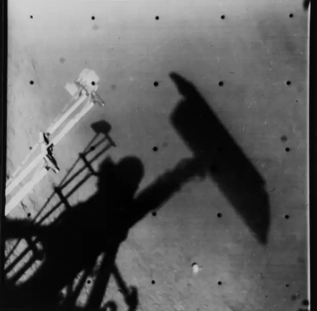 1967, апрель.«Сервейер-3» — третий спускаемый аппарат, запущенный по американской программе «Сервейер-3» и совершивший мягкую посадку на Луну. «Сервейер-3» прилунился 17 апреля 1967 года в Море Познанном. На снимке селфи  спускаемого аппарата