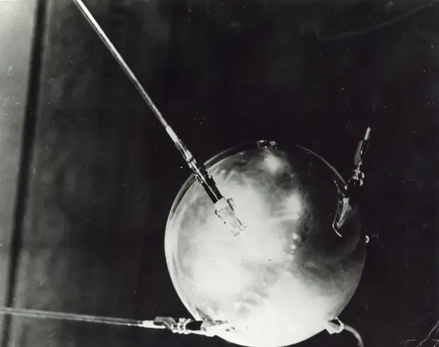 05. 1957, октябрь. Первый в мире искусственный спутник объявил о начале космической гонки СССР и США