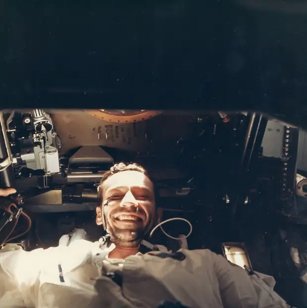1968, октябрь.  Снимок астронавта Донна Айзли на борту «Аполлона-7»