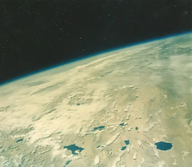 24. 1963. 15 мая. Снимок Земли из космоса, сделанный Гордоном Купером во время полета на «Меркурии-Атласе»-9 (Faith 7)