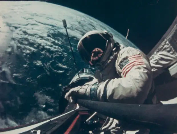 1966, ноябрь. Олдрин совершил крайне успешный выход в открытый космос, в ходе которого отрабатывались навыки перемещения и выполнения различных работ, а также был присоединён трос к корпусу «Аджены»
