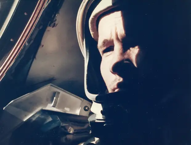 33. 1965, 3 июня. Первый выход американского астронавта в открытый космос. Ред Уайт уплывает от космического корабля «Джемини»-4