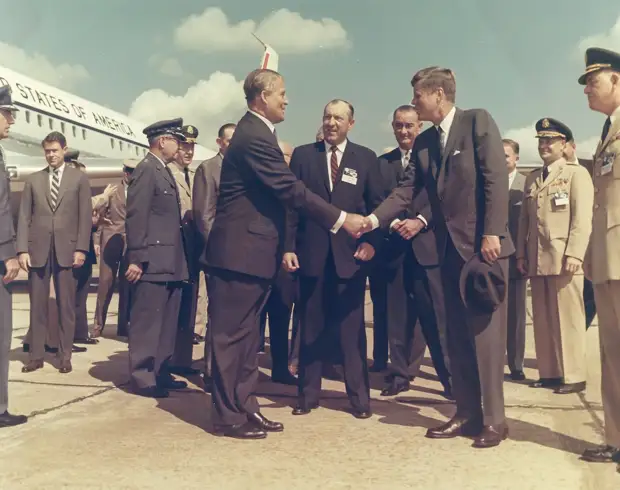 23. 1962, 11 сентября. Президент Джон Ф. Кеннеди и вице-президент Линдон Б. Джонсон посетили доктора Вернера фон Брауна в Космическом центре Маршалла и сообщили о решении послать человека на Луну