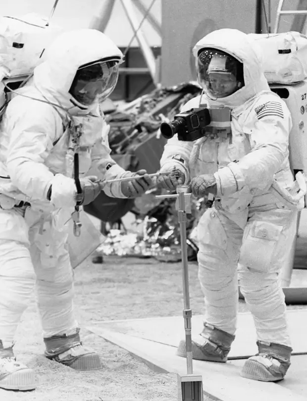 1969. Тренировочные упражнения по работе на поверхности Луны